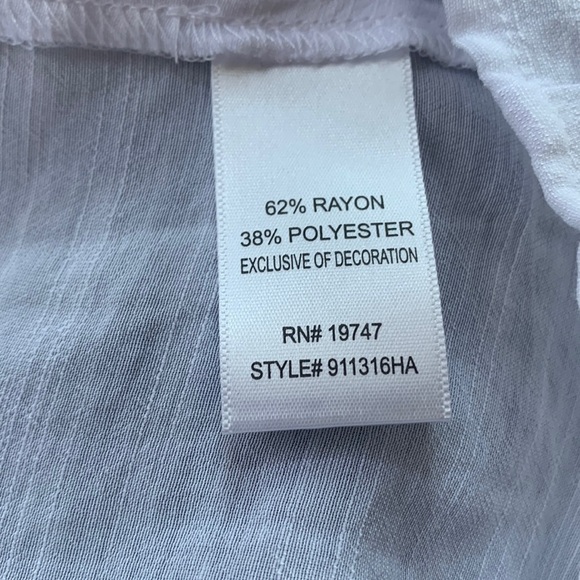 White‎ V-Neck Bell Sleeve Blouse with Eyelet Lace Trim Size M - Picture 6 of 9